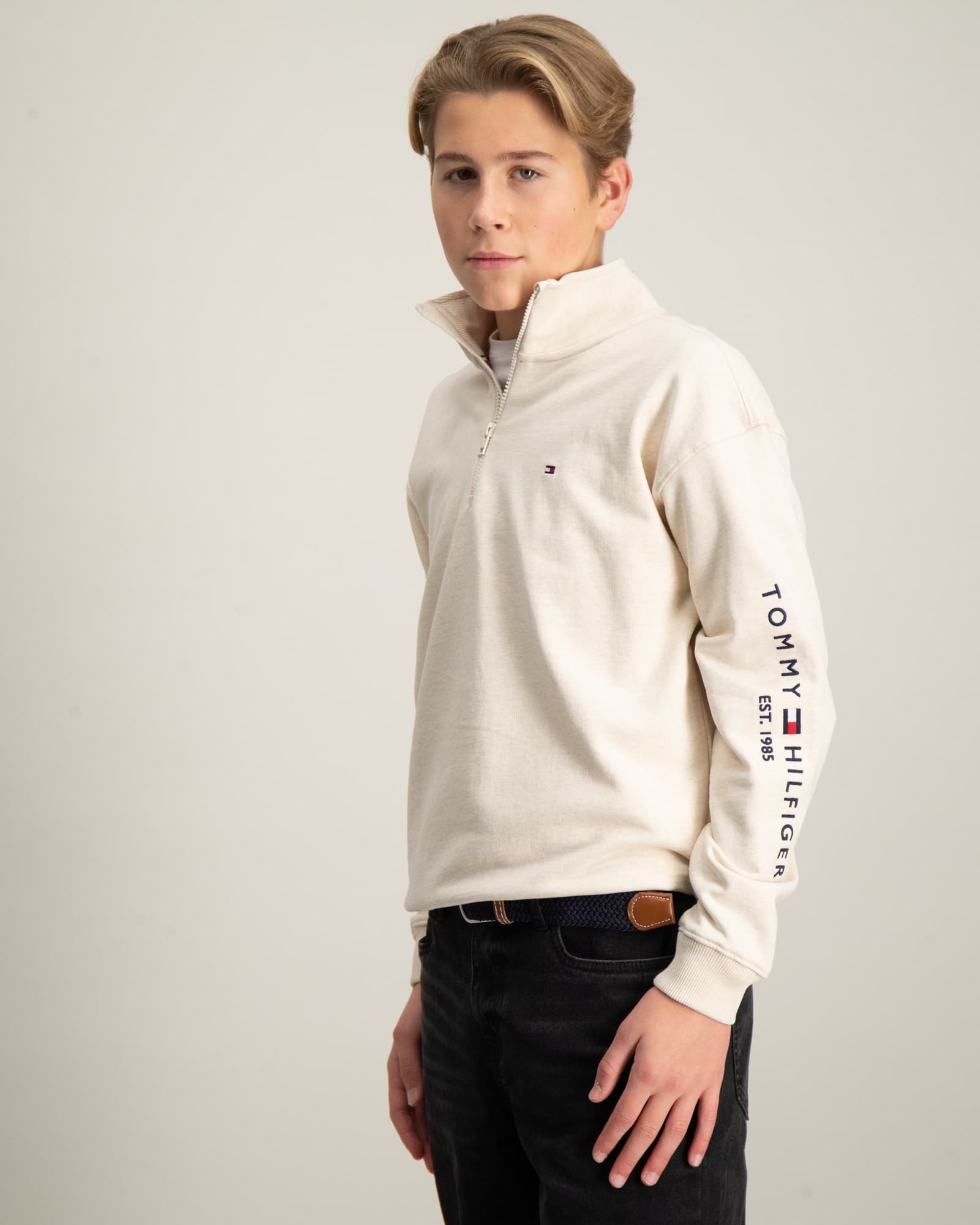 U ESSENTIAL HALF ZIP SWEATSHIRT