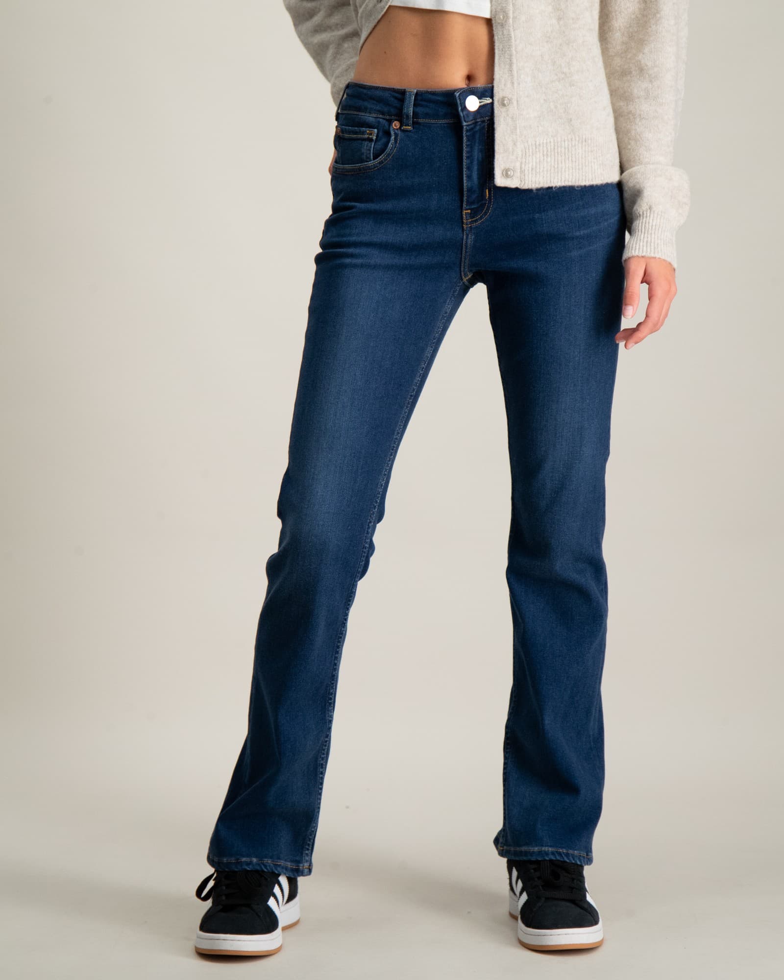 THE CHARM FLARED JEANS